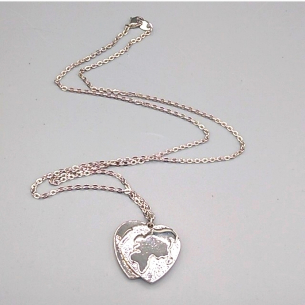 Avon Women of Earth Silver Tone World Map Heart Pendant Necklace Vintage